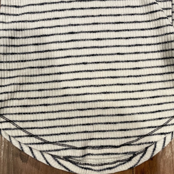 ABERCROMBIE & FITCH WOMANS HENLEY KNIT TOP - Picture 12 of 14